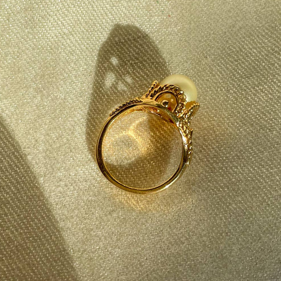Vintage 90s Gold Round Large Faux Pearl Statement Ring sz 7 - Picture 4 of 4